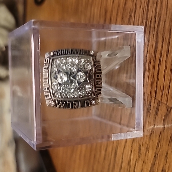 Replica 1977 Dallas Cowboys Super Bowl Ring w/Stand and Display Case - Picture 4 of 4